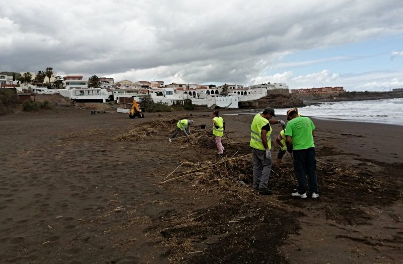 Limpieza Viaria retira 25.000 kilos de residuos en Playa del Hombre tras el paso de la DANA