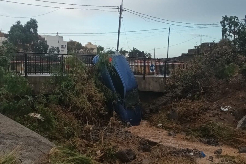 Caos en Telde: un embalse se desborda y arrastra un coche y una moto