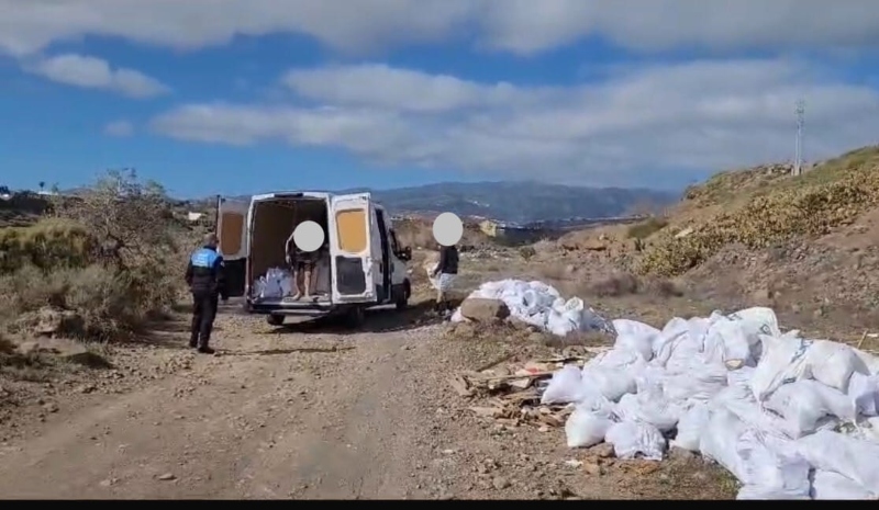 La Unidad de Medio Ambiente de la Policía Local de Telde identifica a un constructor que vertía escombros en el Barranco Real 