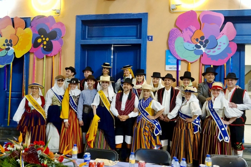 Unas 15.000 personas se reúnen en torno al folclore y las tradiciones en el Baile de Magos de Santa Cruz