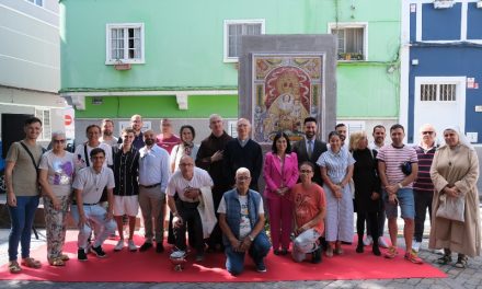 El Ayuntamiento descubre un azulejo conmemorativo de la coronación canónica de la Virgen del Carmen de La Isleta