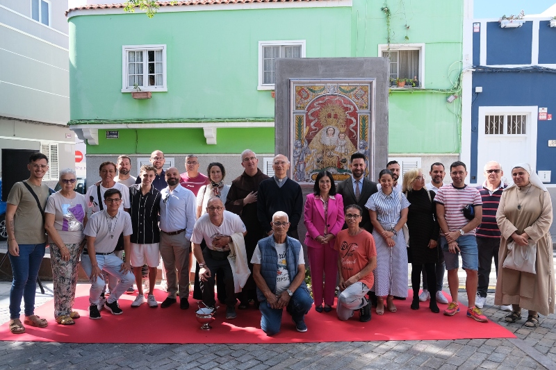 El Ayuntamiento descubre un azulejo conmemorativo de la coronación canónica de la Virgen del Carmen de La Isleta