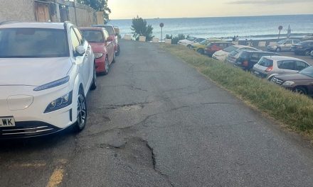 La calle Lila de La Garita presenta un aspecto tercermundista en su punto más cercano a la playa