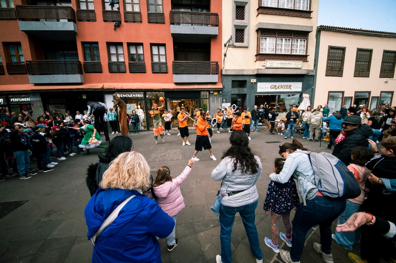 Miles de personas llenan las calles del casco de La Laguna para celebrar el Día de las Familias