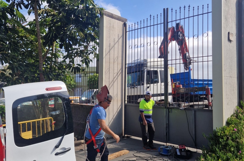 La concejalía de Parques y Jardines de Telde repara  una puerta del parque urbano de San Juan