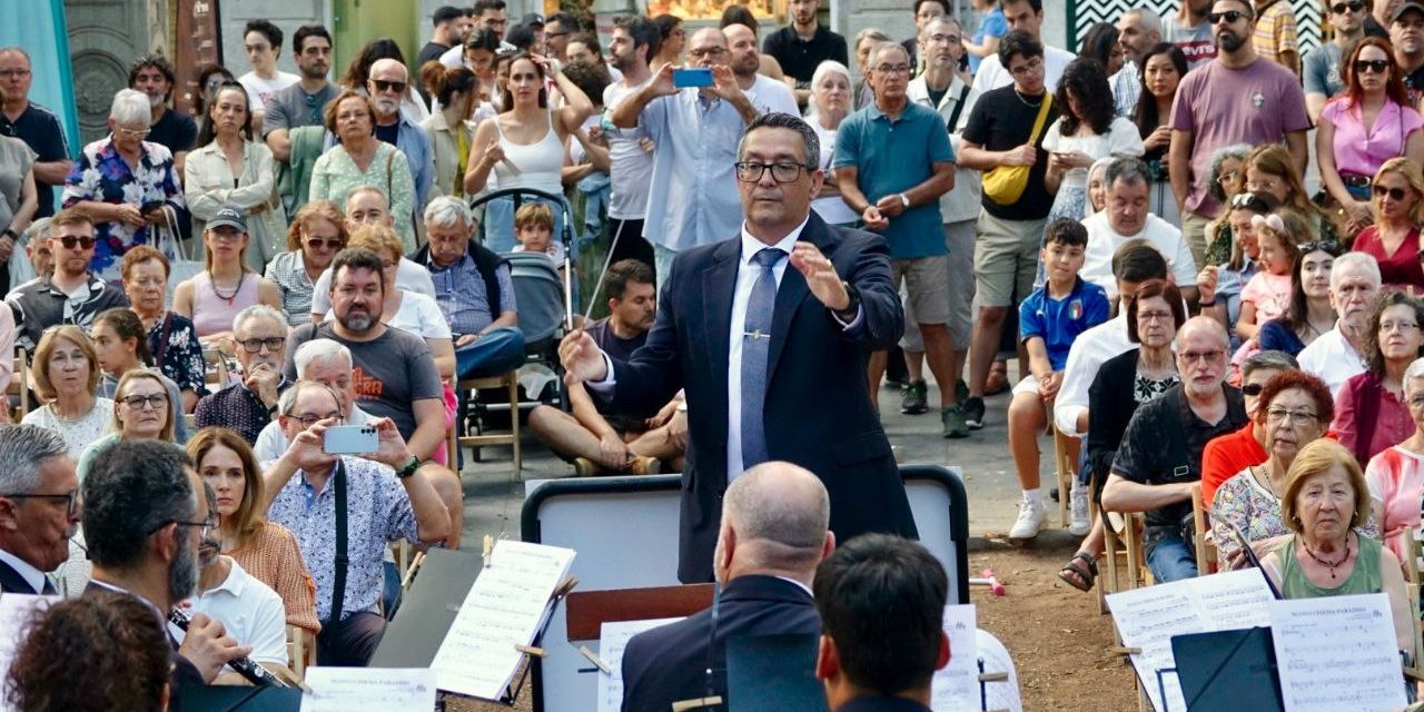 La Banda Municipal de Santa Cruz conquista al público con un homenaje a la música del cine italiano