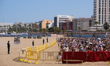 Miles de personas asisten a los actos por el Día de las Fuerzas Armadas celebrados en Las Palmas de Gran Canaria