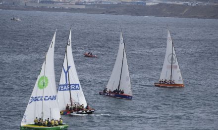 La bahía capitalina acoge un vibrante Concurso de Vela Latina Canaria por las Fiesta Fundacionales