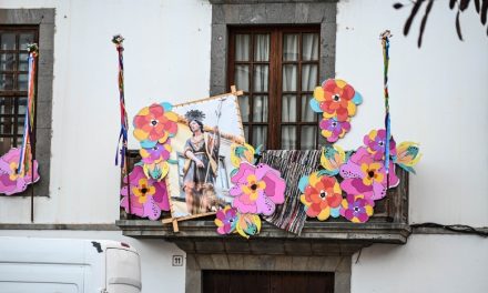 El barrio de San Juan pobremente engalanado para las fiestas de San Juan Bautista
