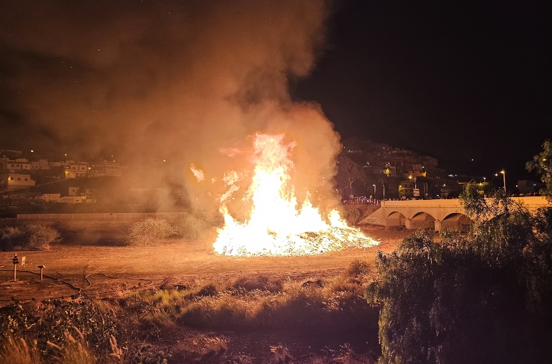La UD Telde enciende la tradicional hoguera de San Juan