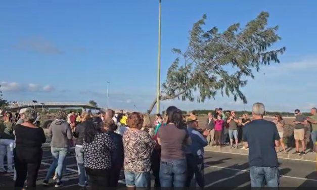 Los vecinos de La Pardilla se concentran por el cierre del acceso al barrio desde la GC-1