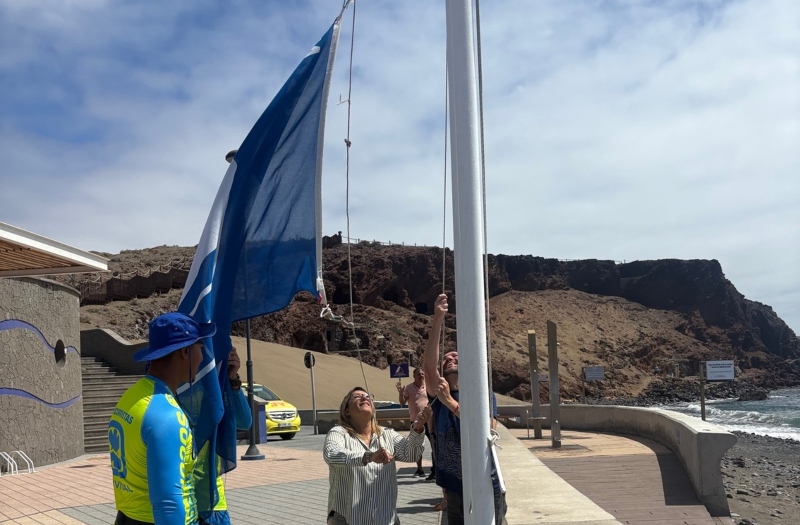 La Playa del Burrero renueva su Bandera Azul por octavo año consecutivo
