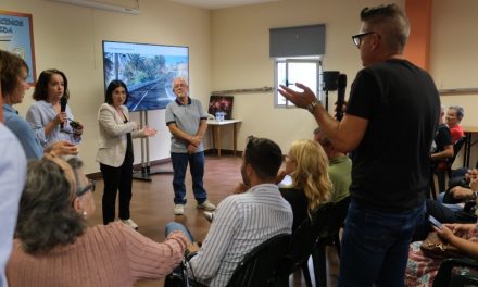 La alcaldesa de Las Palmas comparte con los vecinos  el proyecto de urbanización de la carretera de Almatriche