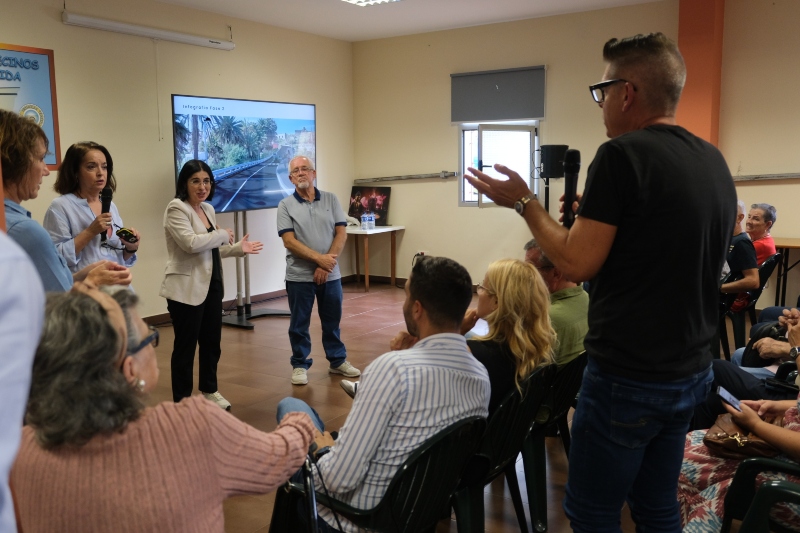 La alcaldesa de Las Palmas comparte con los vecinos  el proyecto de urbanización de la carretera de Almatriche
