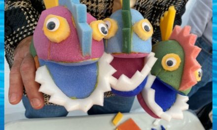 La Biblioplaya acoge un taller de marionetas de animales marinos