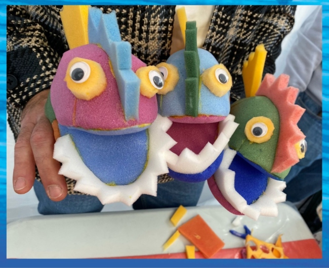 La Biblioplaya acoge un taller de marionetas de animales marinos