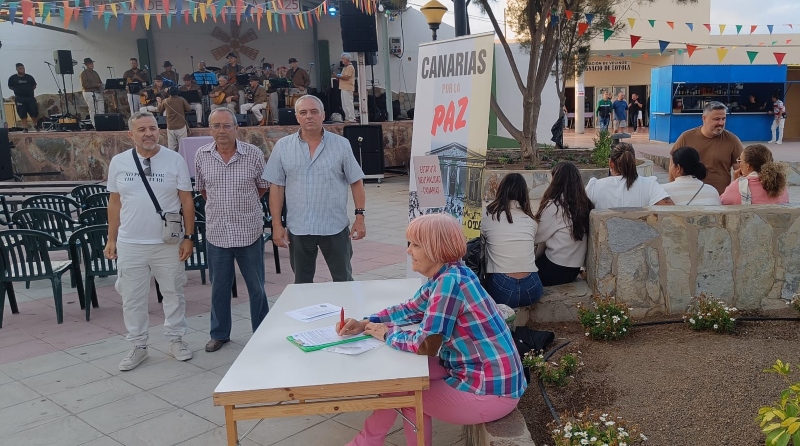 Canarias Por La Paz recoge firmas durante el pregón de las fiestas del barrio de La Majadilla en Telde