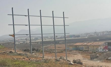 Urbanismo de Telde mira para otro lado a pesar de las reiteradas denuncias por las vallas publicitarias ilegales en el vial costero