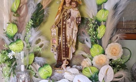 El maestro florista Ignacio González, hace un altar a la Virgen del Carmen en el interior de su casa