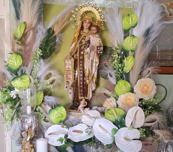 El maestro florista Ignacio González, hace un altar a la Virgen del Carmen en el interior de su casa