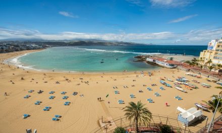 El Ayuntamiento licita la renovación y modernización del servicio de megafonía en la playa de Las Canteras