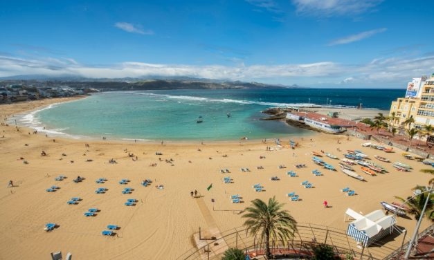 El Ayuntamiento licita la renovación y modernización del servicio de megafonía en la playa de Las Canteras