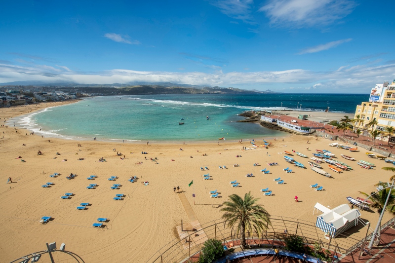 El Ayuntamiento licita la renovación y modernización del servicio de megafonía en la playa de Las Canteras