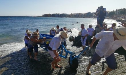 Miles de personas convierten La Vará del Pescao en un mar de tradición y fiesta popular