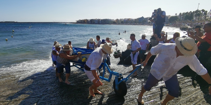 Miles de personas convierten La Vará del Pescao en un mar de tradición y fiesta popular