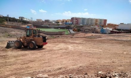 «Telde, la costa de los mil anuncios (y cero aparcamientos): Crónica de un solar cerrado y un alcalde que se quedó sin espacio… para maniobrar»