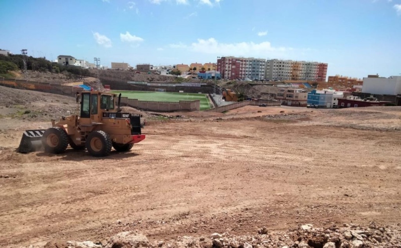 «Telde, la costa de los mil anuncios (y cero aparcamientos): Crónica de un solar cerrado y un alcalde que se quedó sin espacio… para maniobrar»
