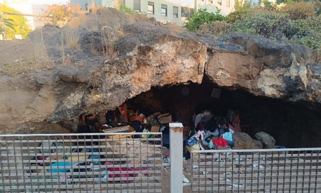 Santa Cruz procede al desalojo de una cueva volcánica en la avenida Islas Canarias