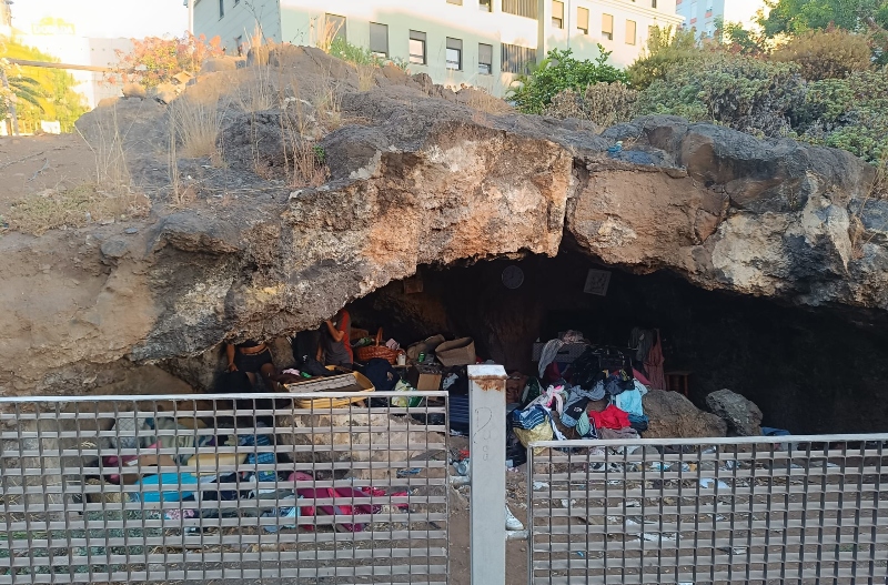 Santa Cruz procede al desalojo de una cueva volcánica en la avenida Islas Canarias