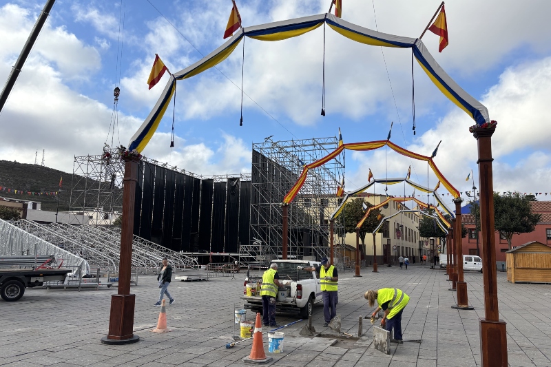 La Laguna avanza el montaje del escenario principal de las Fiestas del Cristo 2025