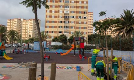 El parque infantil del Polígono Cruz de Piedra gana nuevos juegos y sombra natural