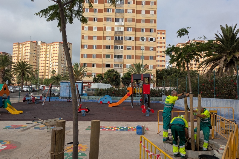 El parque infantil del Polígono Cruz de Piedra gana nuevos juegos y sombra natural