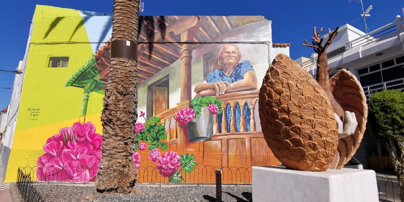 El casco  de Agüimes luce un nuevo mural en homenaje al patrimonio histórico y a la vecina Carmen Tarajano