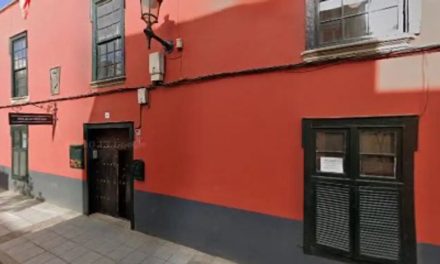 Los vecinos volvieron a denunciar  anoche la apertura del Palacio Rocha en Telde  que tiene un auto de cierre del juzgado