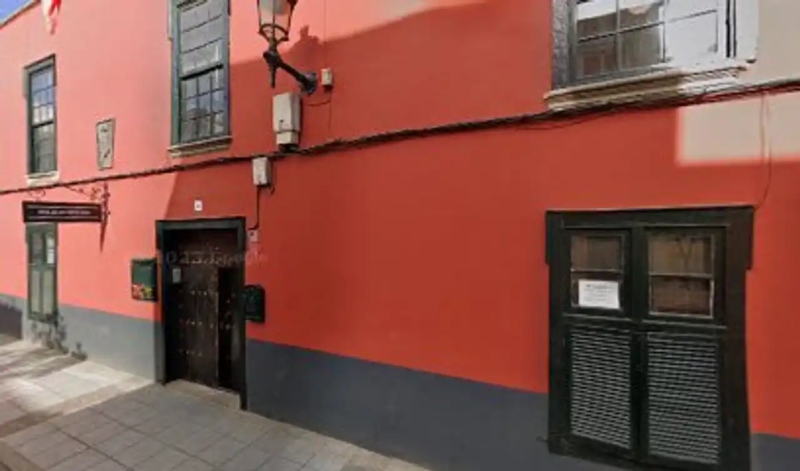 Los vecinos volvieron a denunciar  anoche la apertura del Palacio Rocha en Telde  que tiene un auto de cierre del juzgado