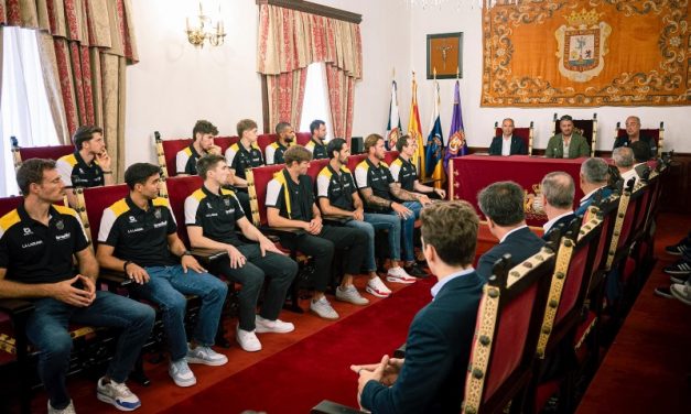 El Ayuntamiento recibe a La Laguna Tenerife antes del inicio de la temporada 25/26