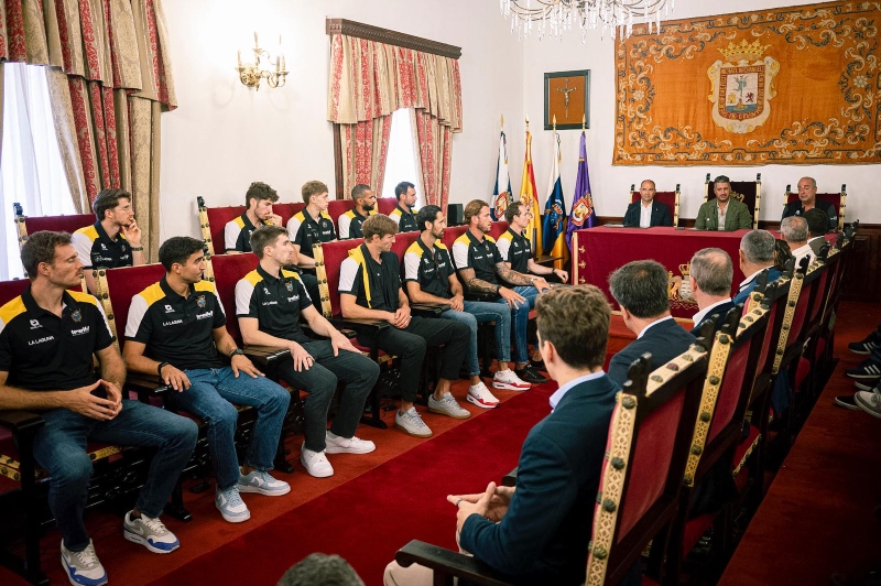 El Ayuntamiento recibe a La Laguna Tenerife antes del inicio de la temporada 25/26
