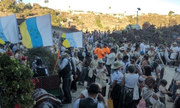 Miles de personas evocan el camino del millo en la 48ª Traída del Gofio y del Agua