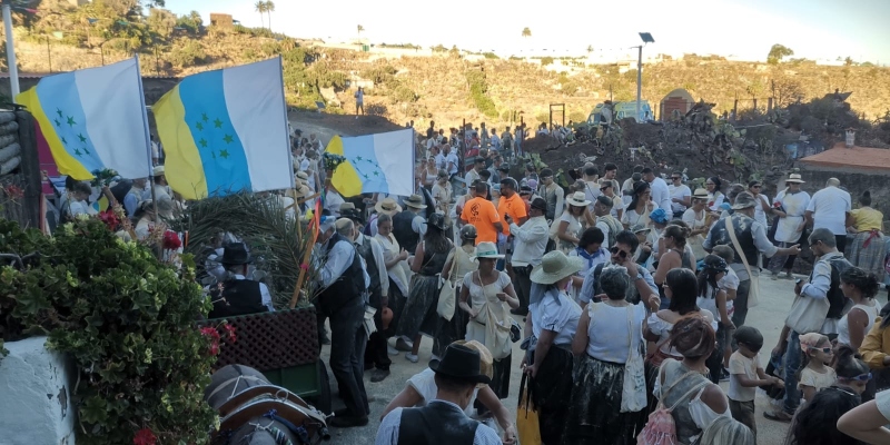 Miles de personas evocan el camino del millo en la 48ª Traída del Gofio y del Agua
