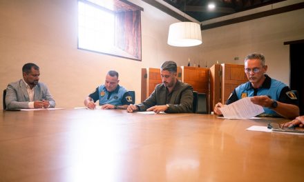 La Laguna renueva su compromiso con Laika y Gramo como componentes de la Unidad Canina de la Policía Local  