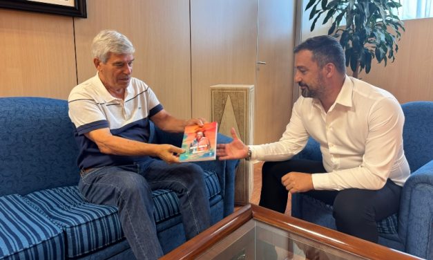 José Trujillo presenta al alcalde de Telde su libro, ‘Desde el terrero, con memoria y dignidad’