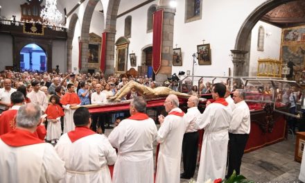  Emoción  recogimiento y lágrimas durante la bajada del Santo Cristo de Telde
