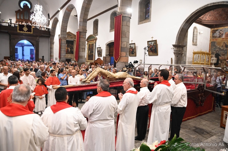  Emoción  recogimiento y lágrimas durante la bajada del Santo Cristo de Telde