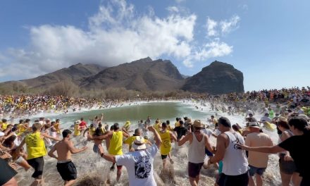 La Aldea congrega a ocho mil personas en el Día del Charco, la celebración más popular de las fiestas en honor a San Nicolás de Tolentino 