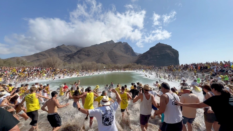 La Aldea congrega a ocho mil personas en el Día del Charco, la celebración más popular de las fiestas en honor a San Nicolás de Tolentino 