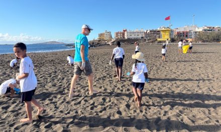 Los alumnos del Liceo Francés de Gran Canaria se unen al `World Clean Up Day´ limpiando las playas de Telde 